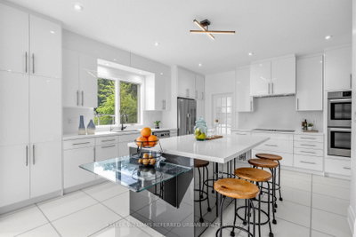 18 Yongeview Avenue • Richmond Hill, ON photo 8