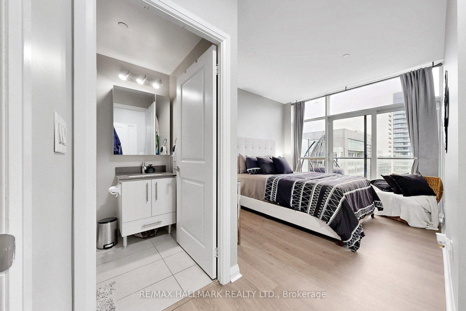 55 Oneida Crescent • #PH 10 • Richmond Hill, ON photo 11