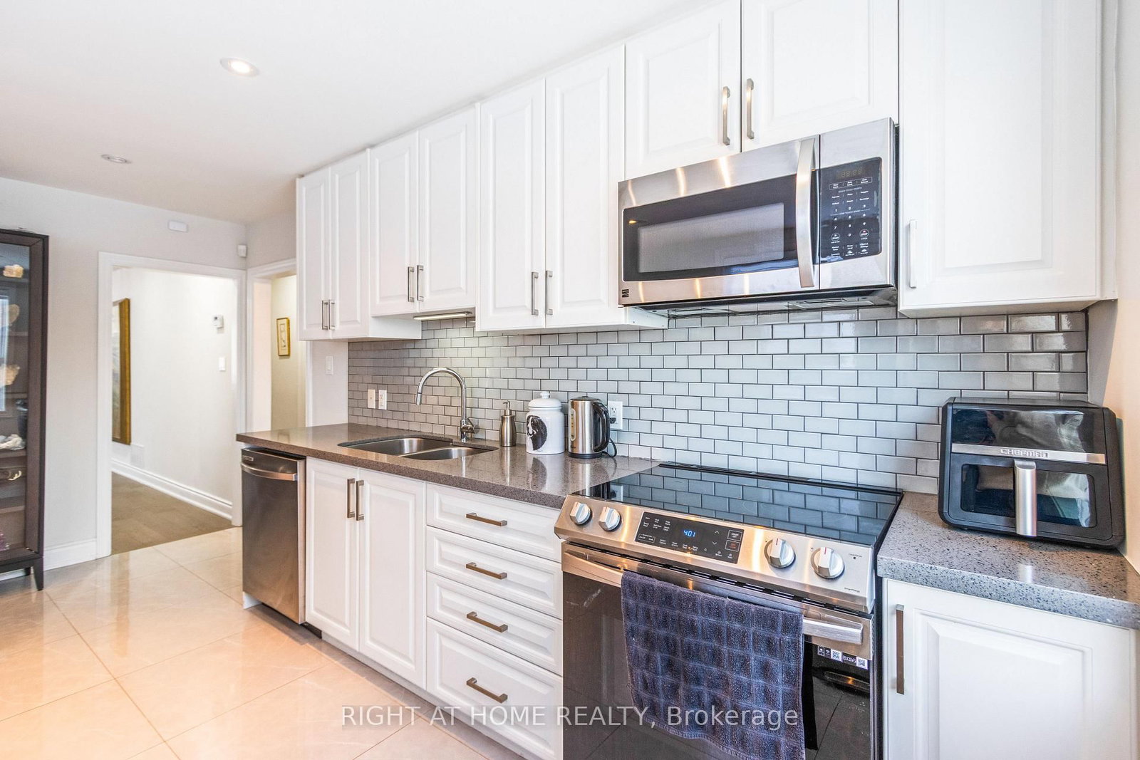 735 Srigley Street • Newmarket, ON photo 8