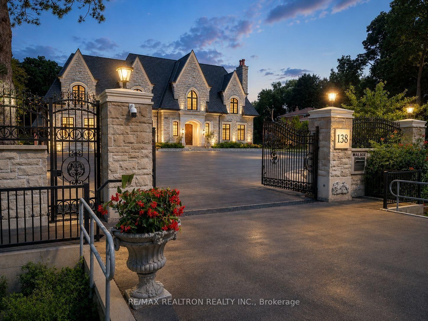 138 Centre Street • Vaughan, ON photo 1