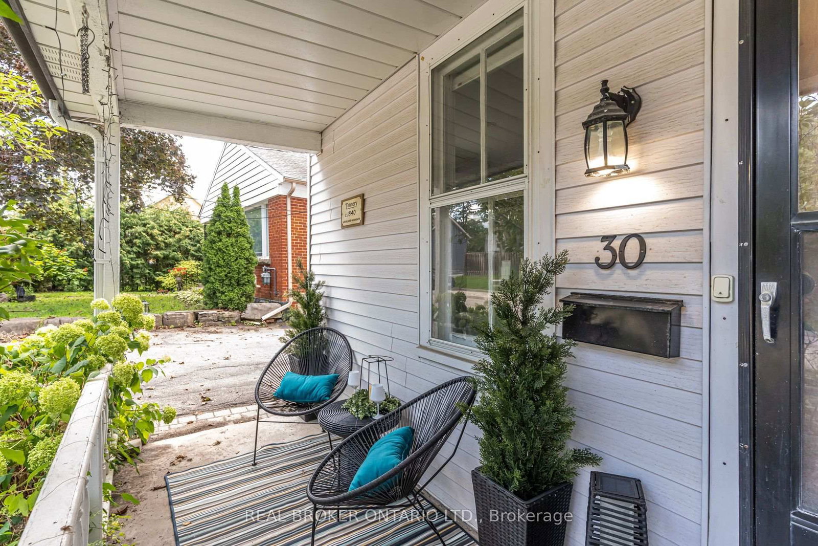 30 Elizabeth Street S • Richmond Hill, ON photo 2