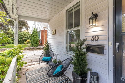 30 Elizabeth Street S • Richmond Hill, ON photo 2