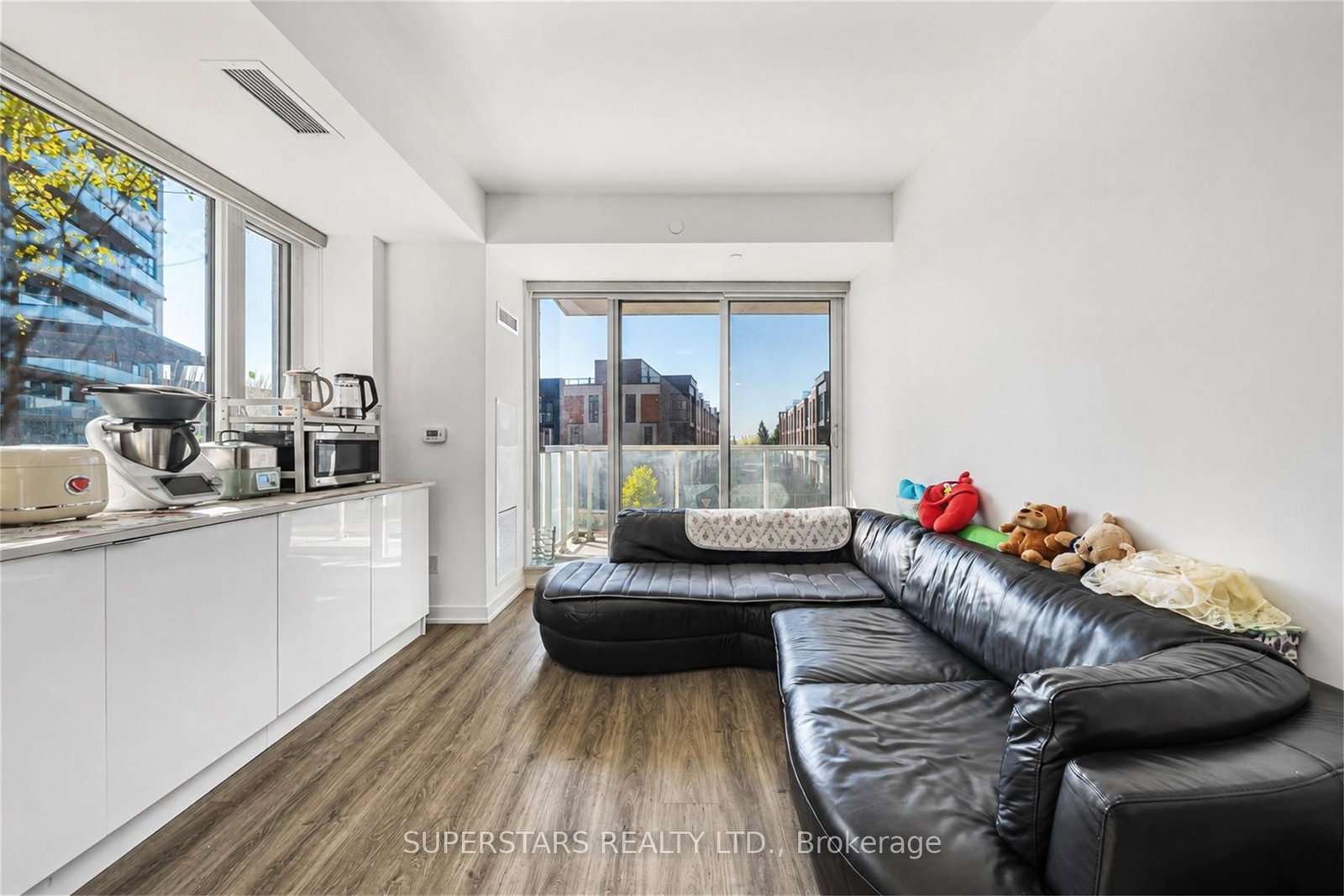 2 David Eyer Road • #230 • Richmond Hill, ON photo 4