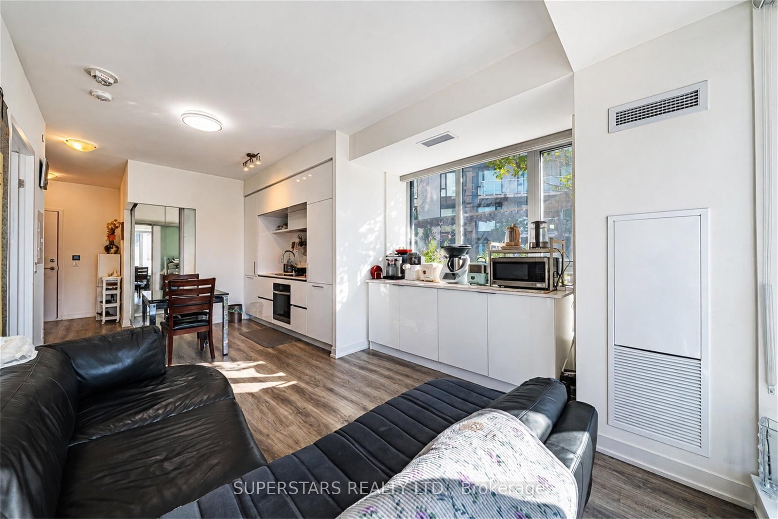 2 David Eyer Road • #230 • Richmond Hill, ON photo 6