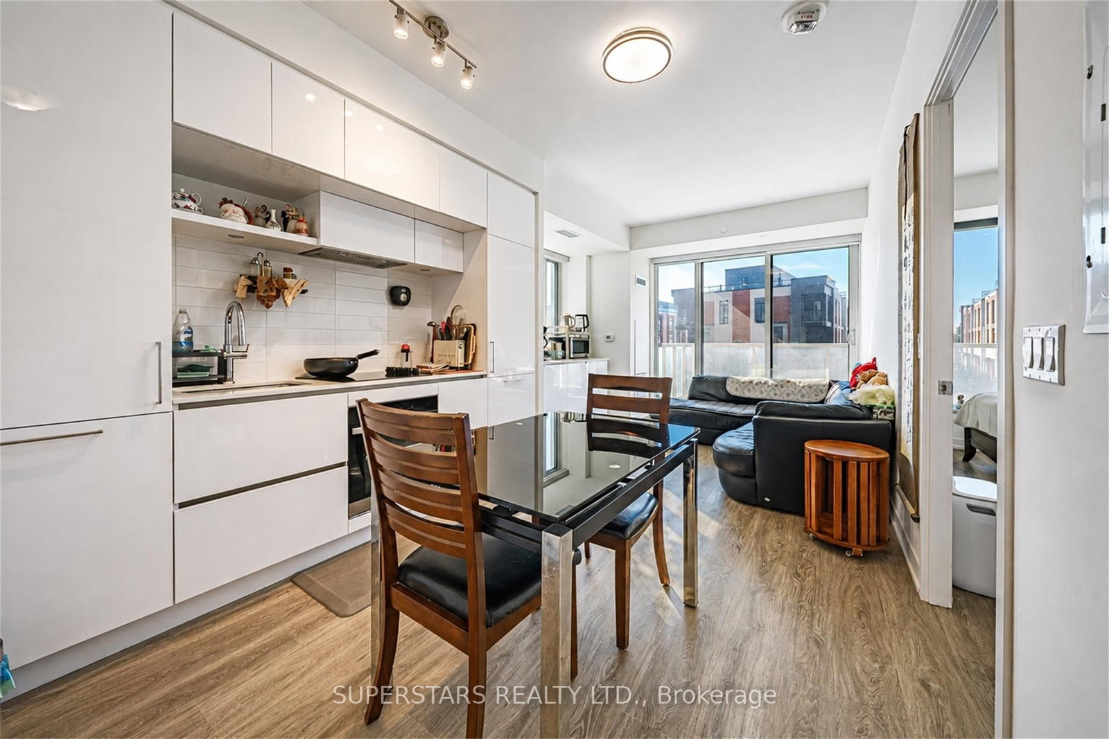 2 David Eyer Road • #230 • Richmond Hill, ON photo 8