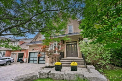 11 Candlelight Drive • Richmond Hill, ON photo 2