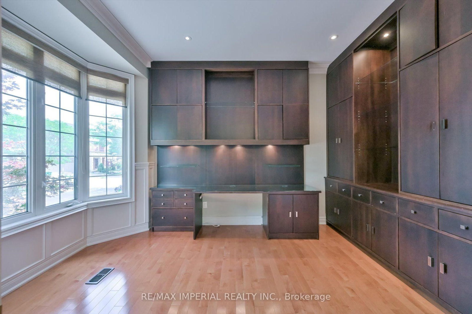 11 Candlelight Drive • Richmond Hill, ON photo 3