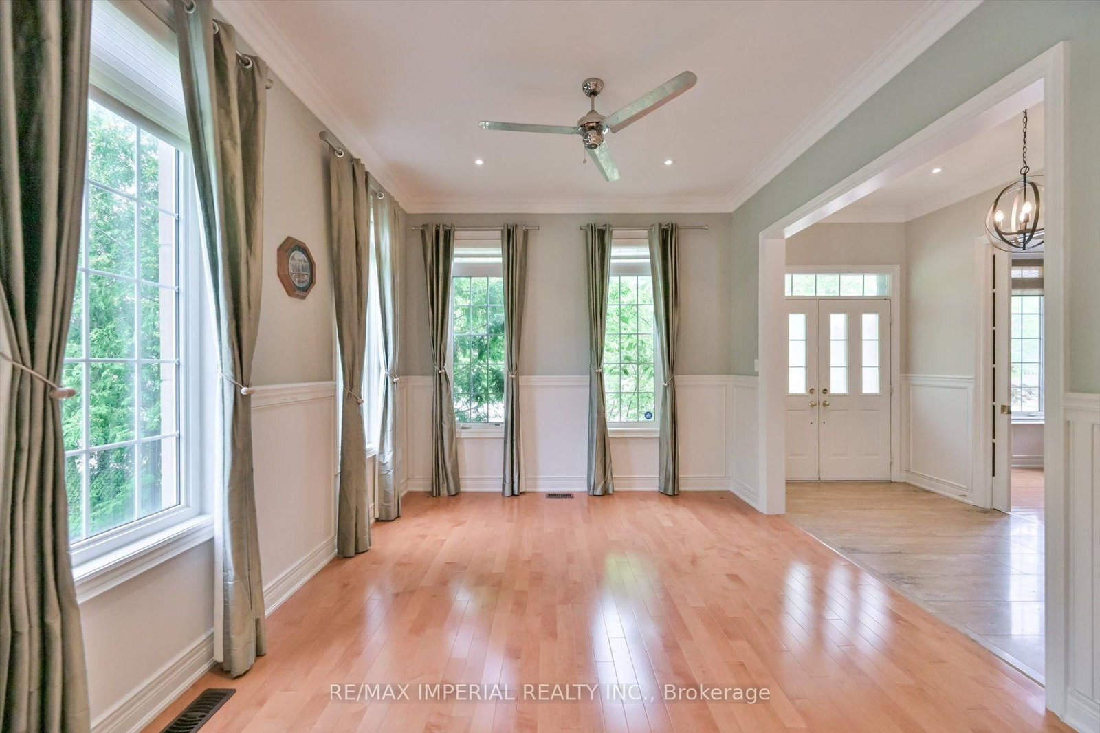11 Candlelight Drive • Richmond Hill, ON photo 8