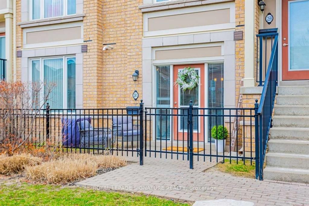 261 John Way W • #2 • Aurora, ON photo 15
