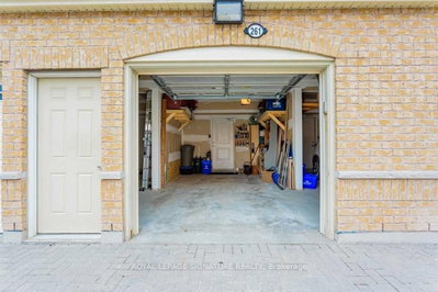 261 John Way W • #2 • Aurora, ON photo 3