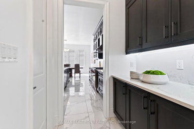 209 Hillsview Drive • Richmond Hill, ON photo 9