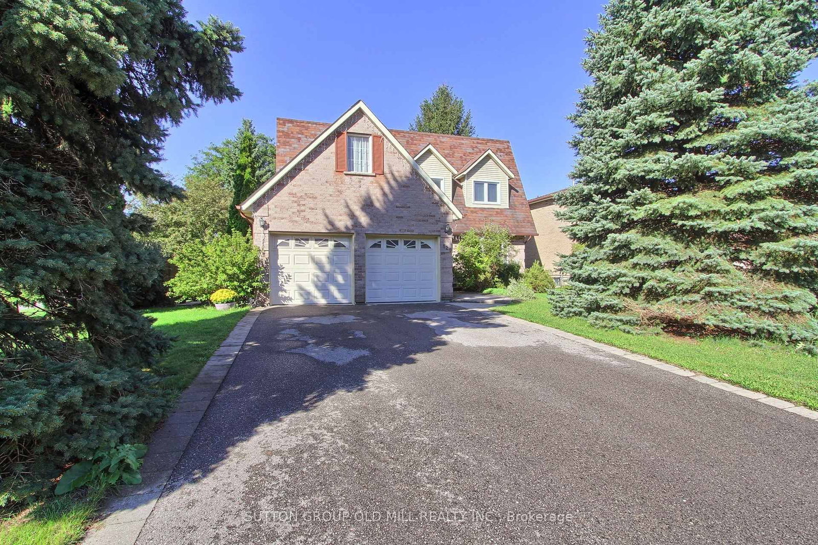 129 Robin Court • Newmarket, ON photo 1