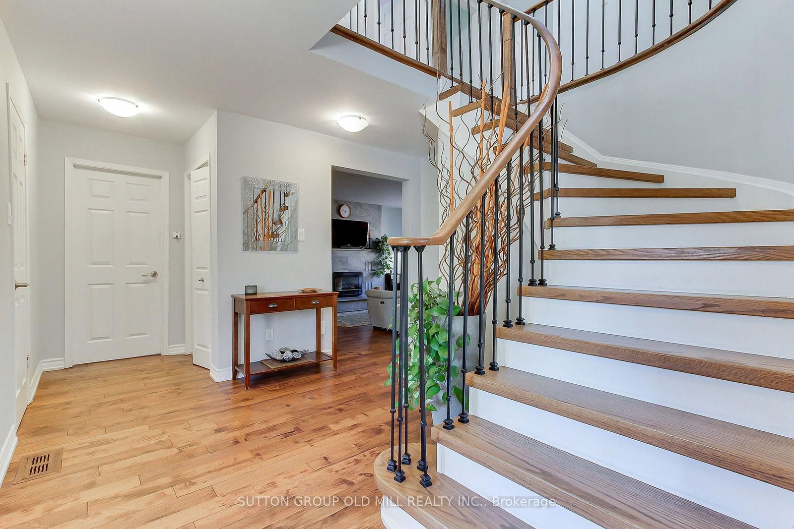 129 Robin Court • Newmarket, ON photo 6