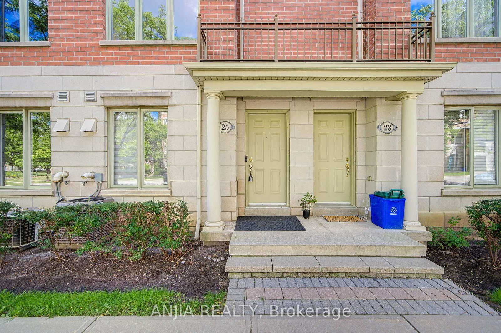 25 Galleria Parkway • Markham, ON photo 2