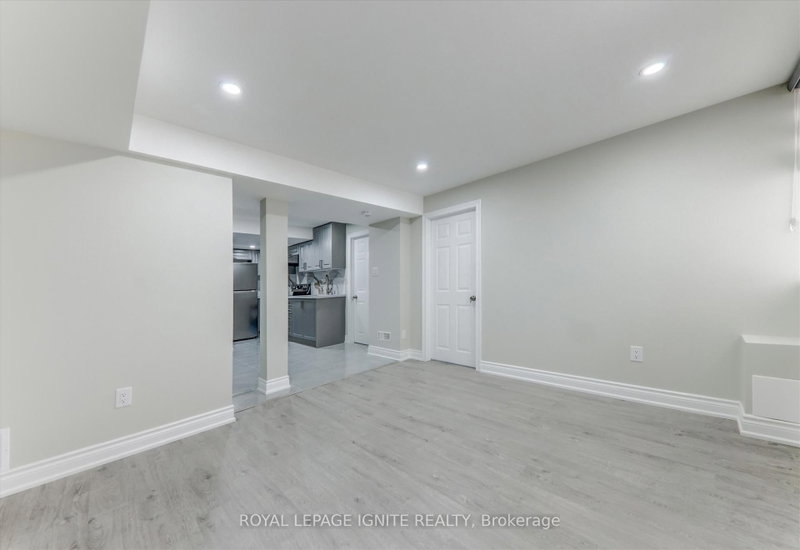 15 Vanni Ave photo 5