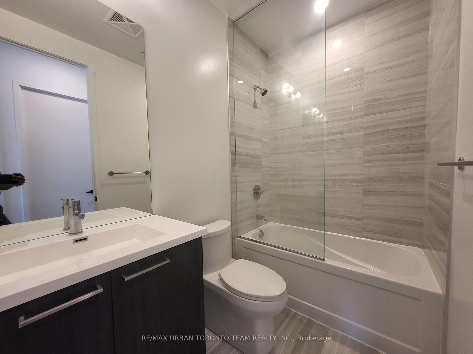 111-195 Commerce St, Vaughan, view 12