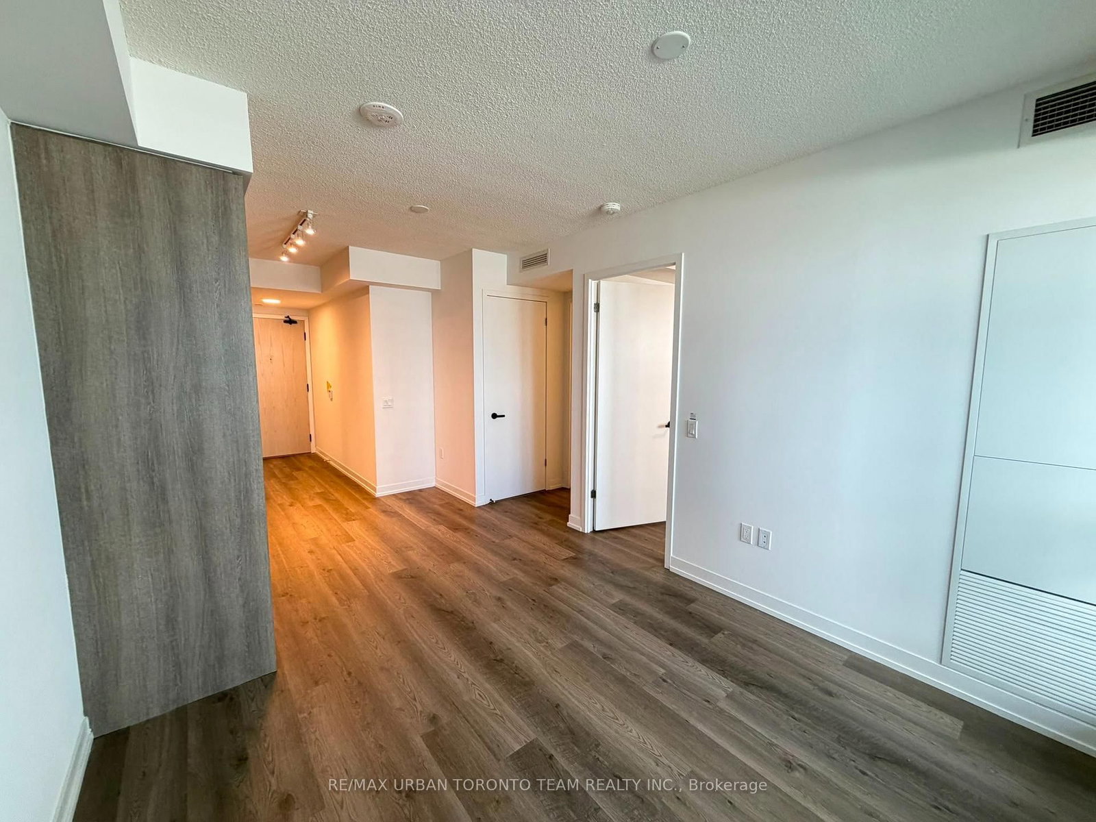 301-195 Commerce St, Vaughan, view 4