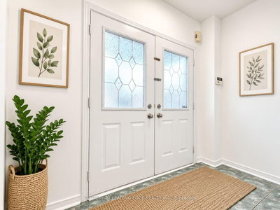19 Kingly Crest Way • Vaughan, ON photo 8