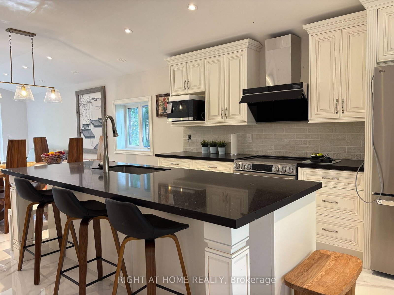 2012 Inglewood Drive • Innisfil, ON photo 5