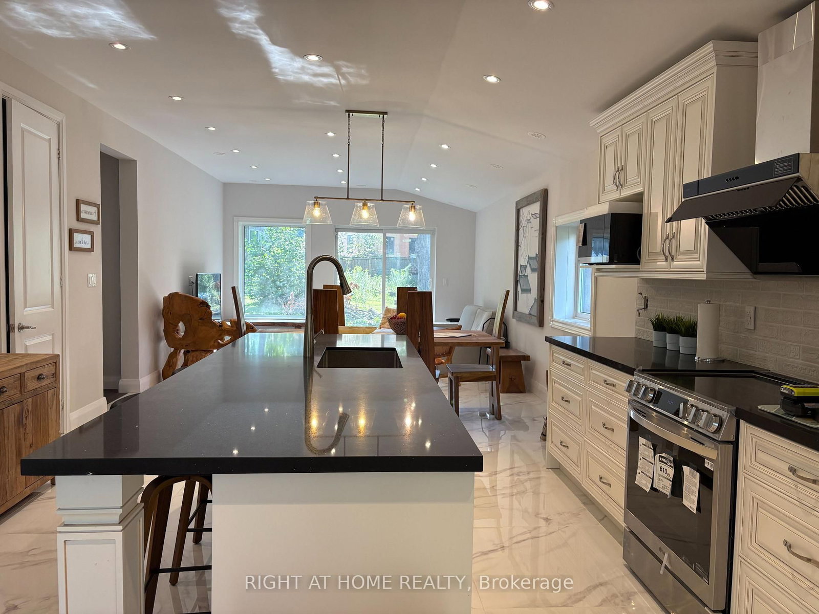 2012 Inglewood Drive • Innisfil, ON photo 6