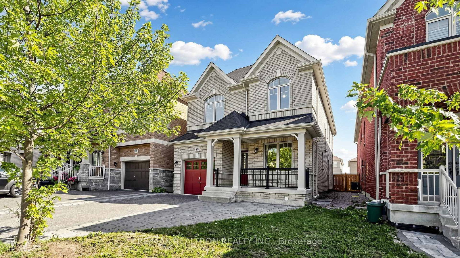 23 Foxberry Road • East Gwillimbury, ON photo 2