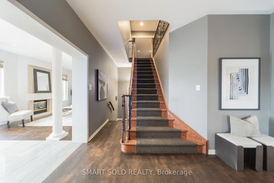 16 Courtney Crescent • Richmond Hill, ON photo 9