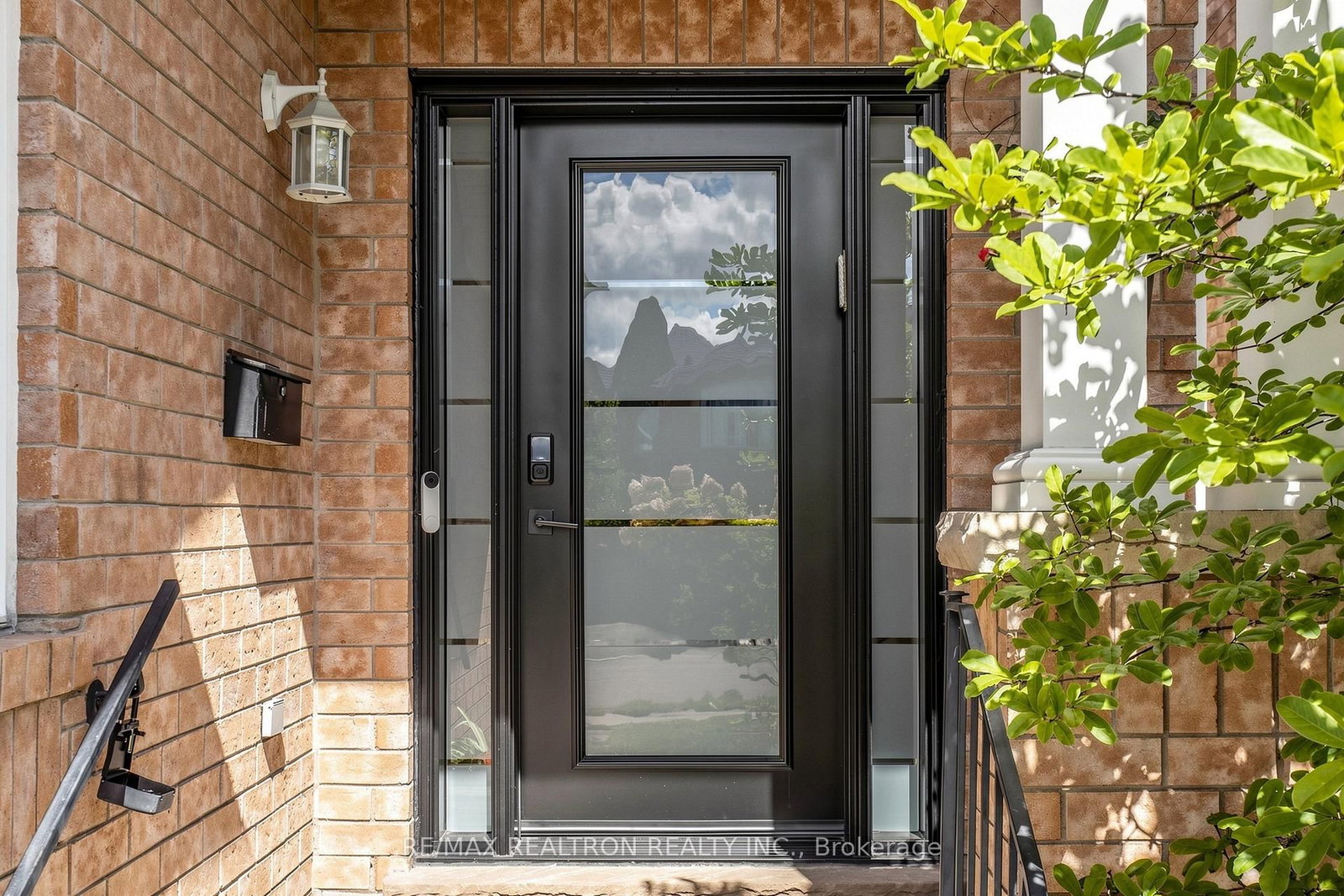 338 Mcbride Crescent • Newmarket, ON photo 2