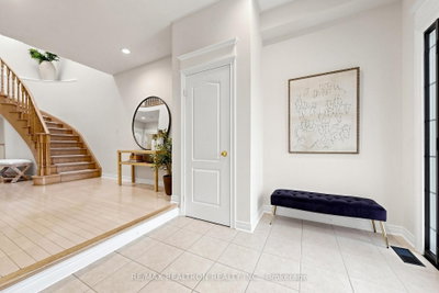 338 Mcbride Crescent • Newmarket, ON photo 4