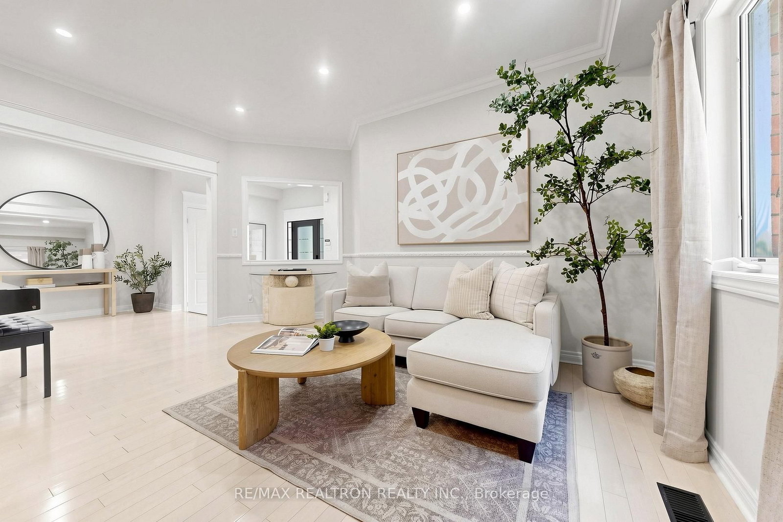 338 Mcbride Crescent • Newmarket, ON photo 5