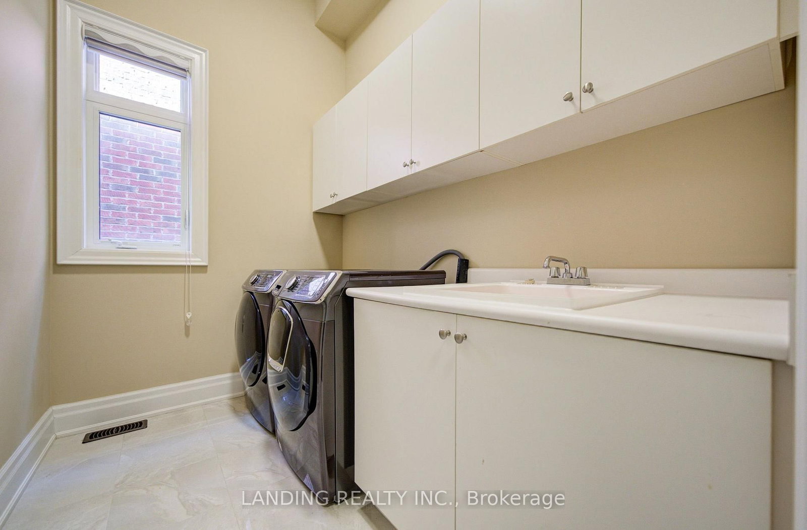 57 Strawbridge Farm Drive • Aurora, ON photo 10