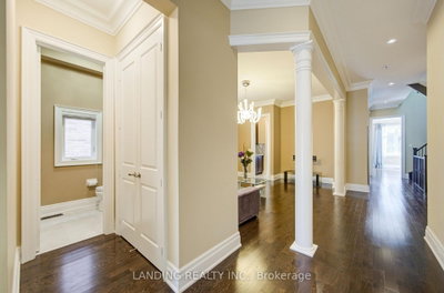 57 Strawbridge Farm Drive • Aurora, ON photo 5