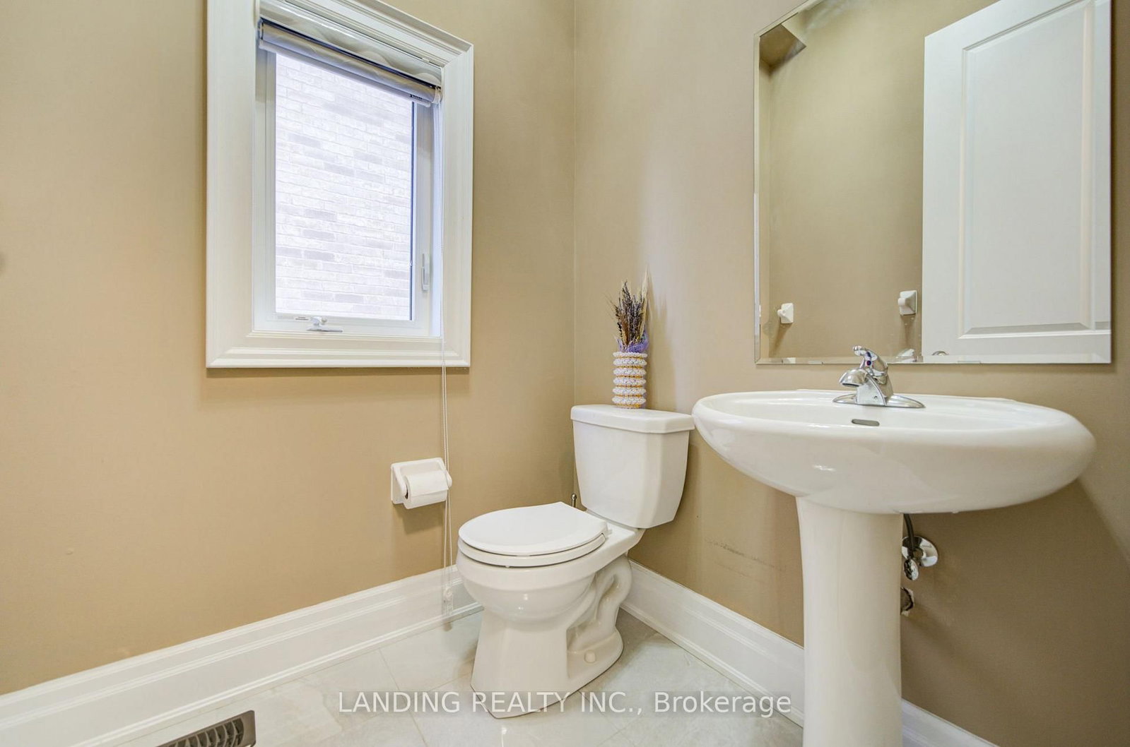 57 Strawbridge Farm Drive • Aurora, ON photo 7