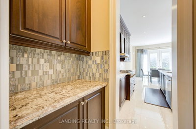 57 Strawbridge Farm Drive • Aurora, ON photo 8
