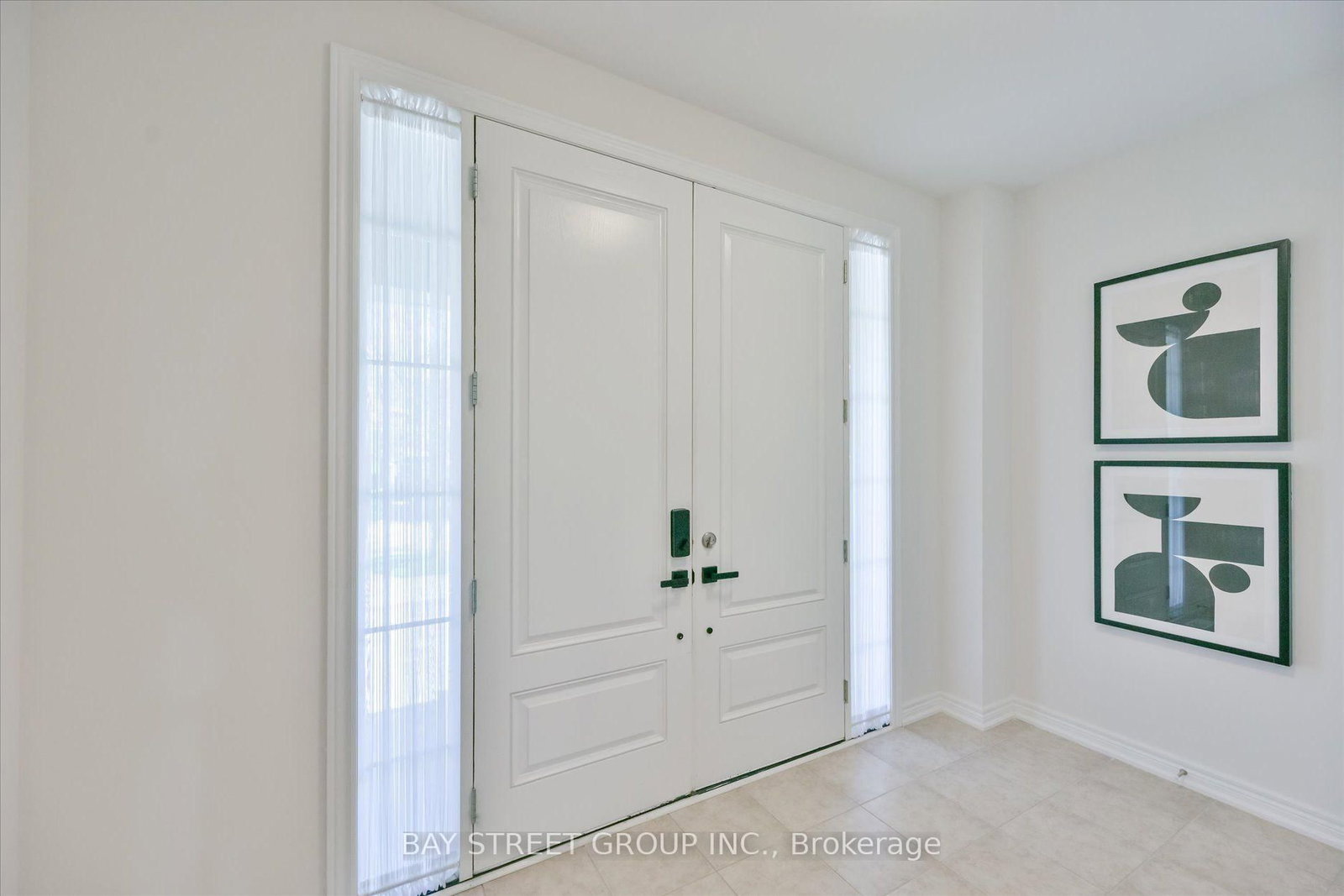 62 Roth Street • Aurora, ON photo 2