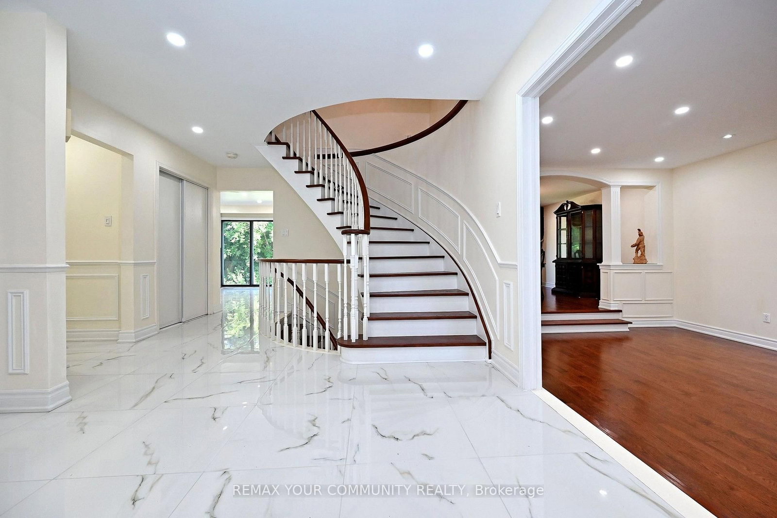 88 Cambridge Crescent • Richmond Hill, ON photo 4