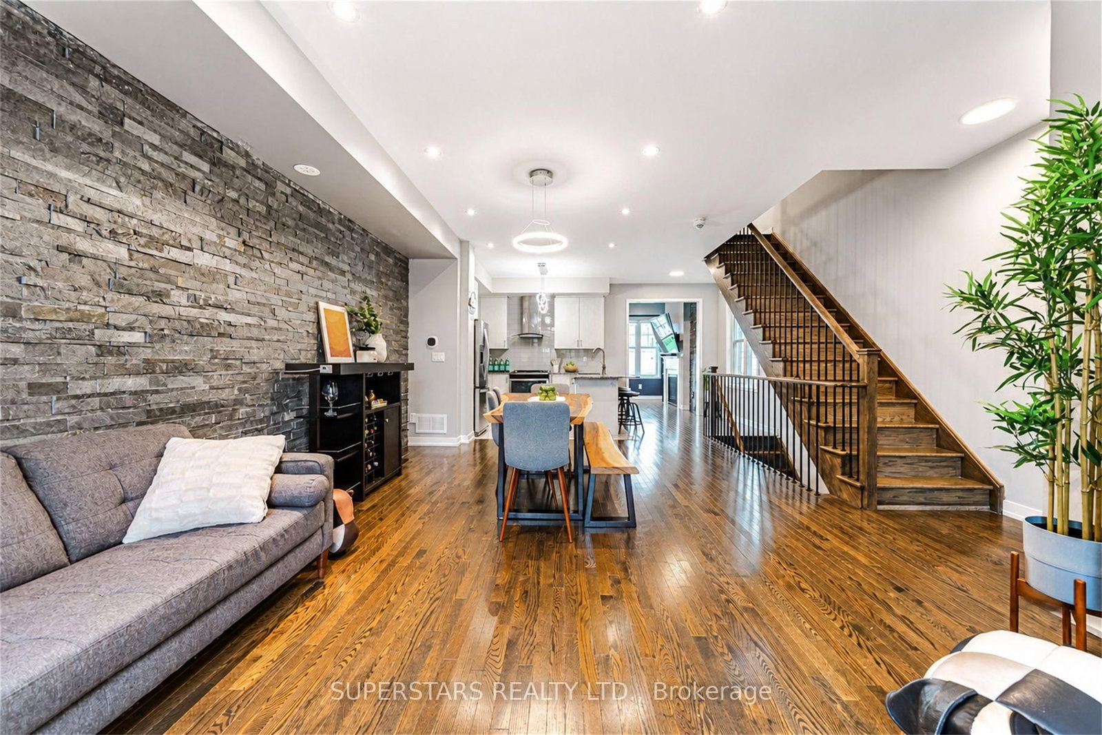 10604 Bathurst Street • Vaughan, ON photo 2