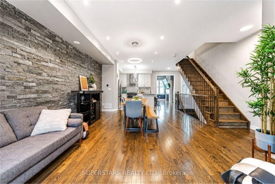 10604 Bathurst Street • Vaughan, ON photo 2