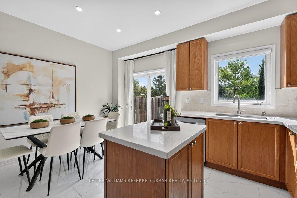 571 Reeves Way Boulevard • Whitchurch-Stouffville, ON photo 2