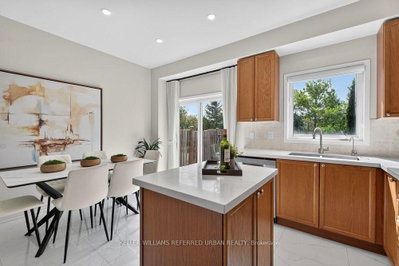 571 Reeves Way Boulevard • Whitchurch-Stouffville, ON photo 2