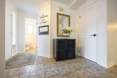 84 Loraview Lane • Aurora, ON photo 2
