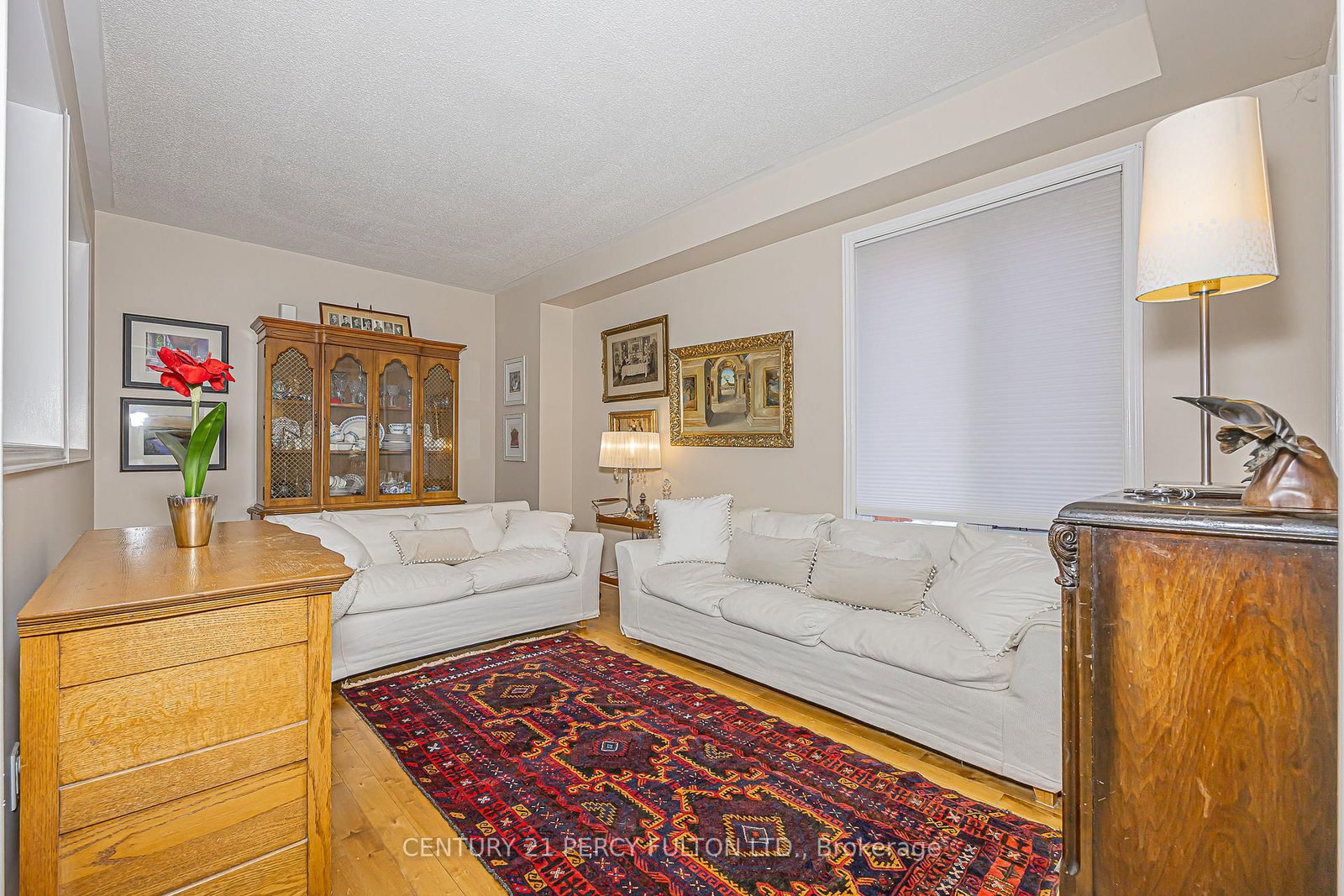 84 Loraview Lane • Aurora, ON photo 3
