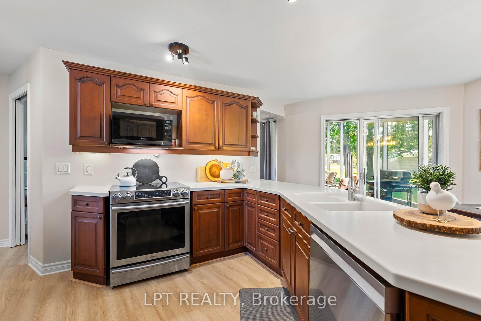 204 The Queensway S • Georgina, ON photo 12