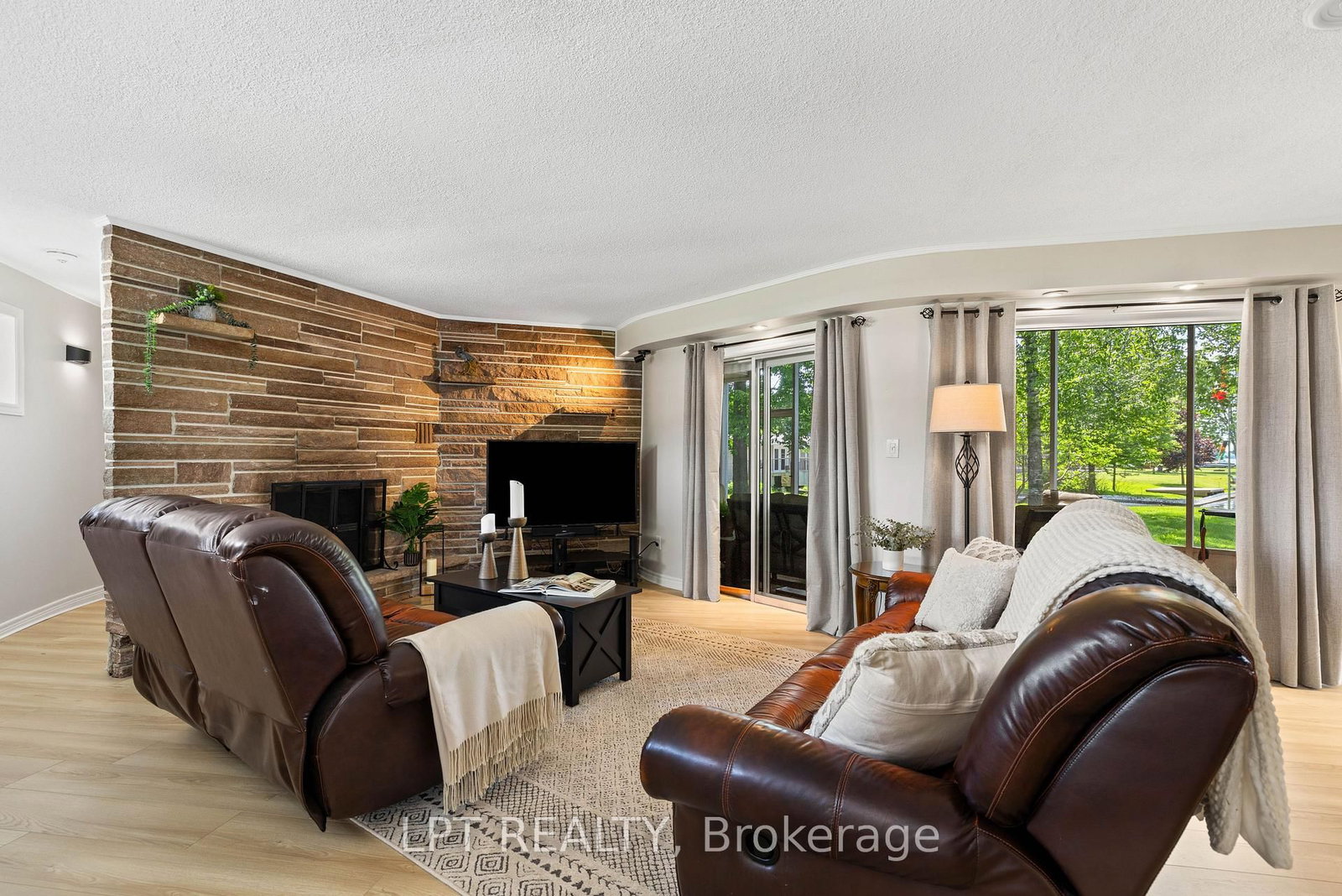 204 The Queensway S • Georgina, ON photo 8