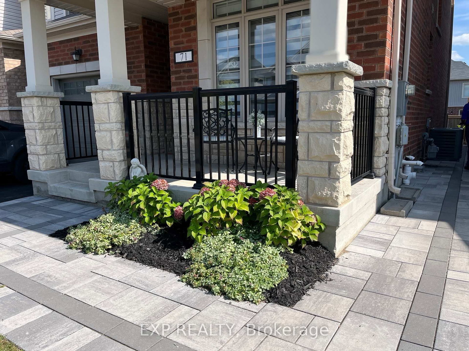 71 Donnan Drive • New Tecumseth, ON photo 2