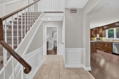28 Innis Crescent • Richmond Hill, ON photo 7