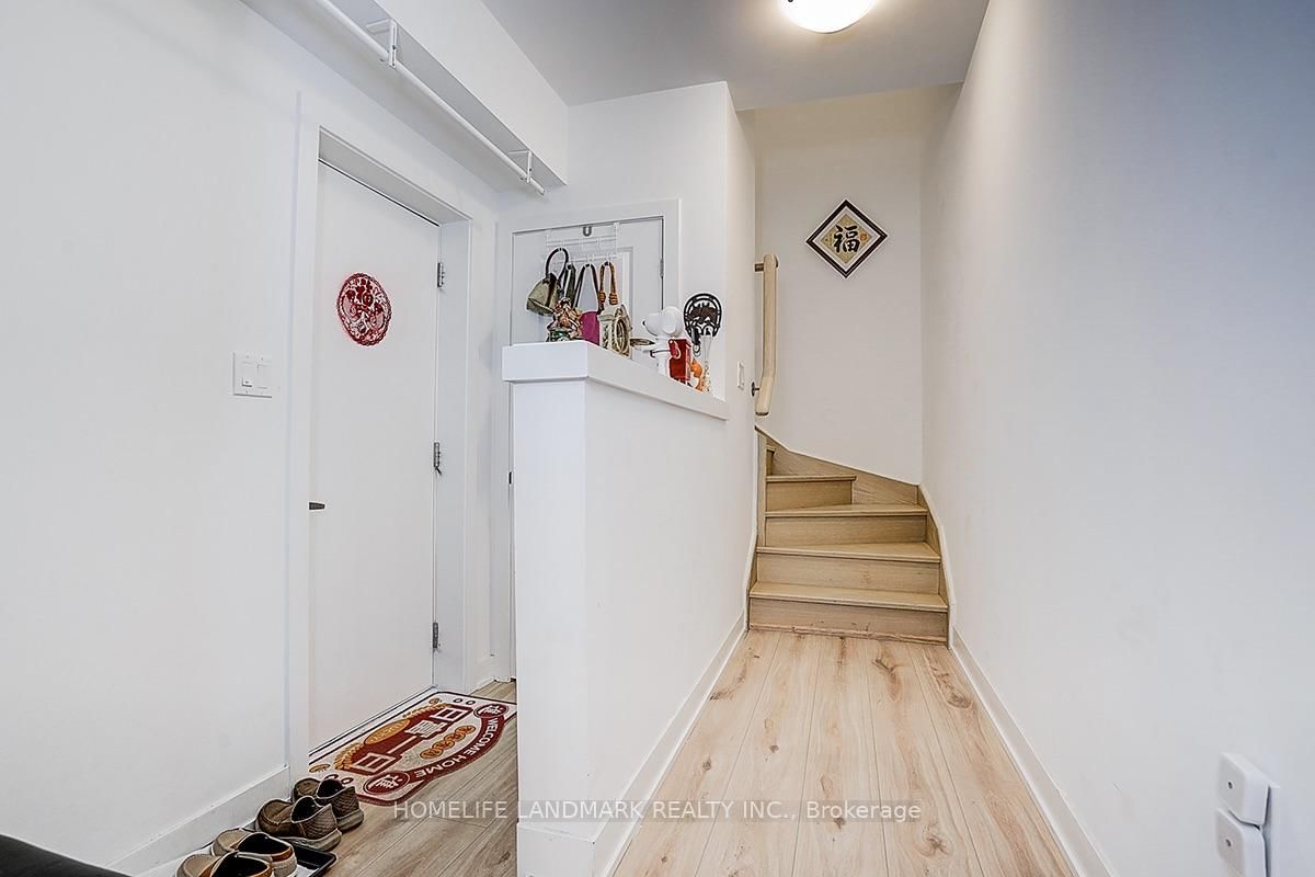 25 Sunbury Lane • Whitchurch-Stouffville, ON photo 6