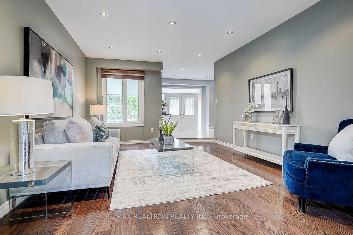 233 Brimson Drive • Newmarket, ON photo 5