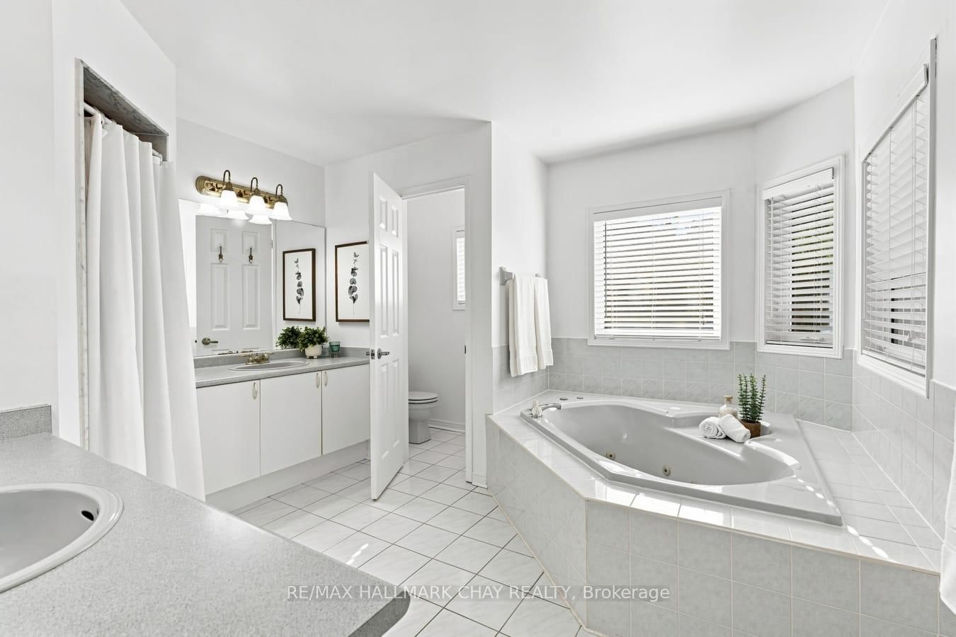 380 Alex Doner Drive • Newmarket, ON photo 24