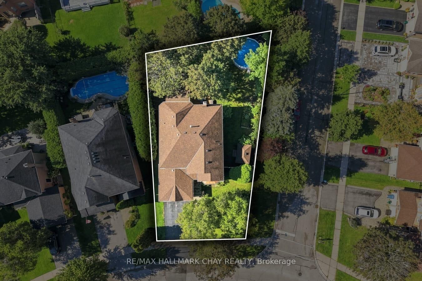 380 Alex Doner Drive • Newmarket, ON photo 3