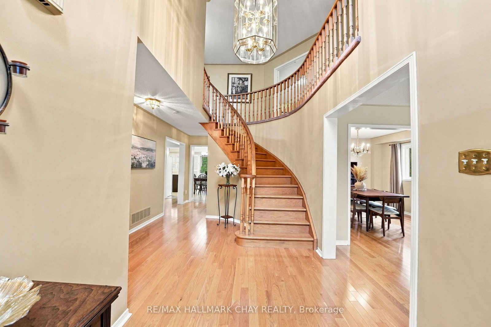 380 Alex Doner Drive • Newmarket, ON photo 5